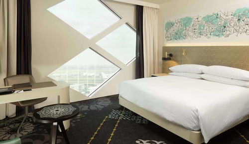 Deluxe Room, 1 King Bed, Corner (Airport View)