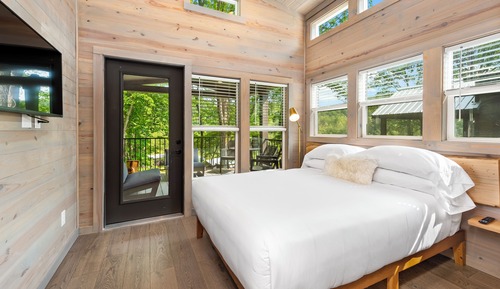 River View Accessible Cabin w/ Hot Tub