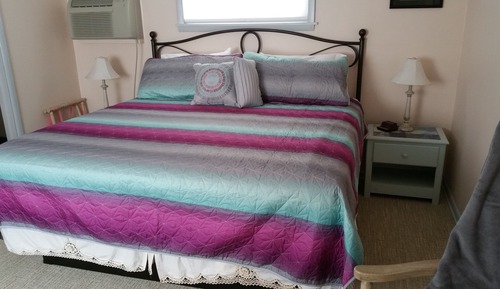 Basic Room, 1 King Bed