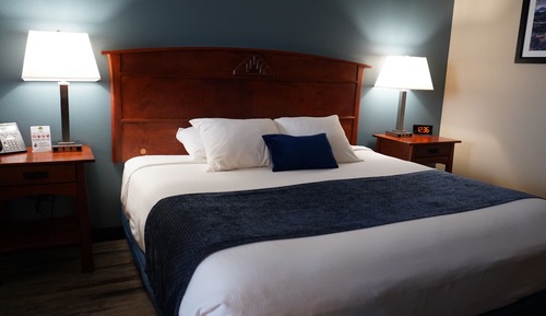 Room, 1 King Bed, Balcony, Partial Ocean View