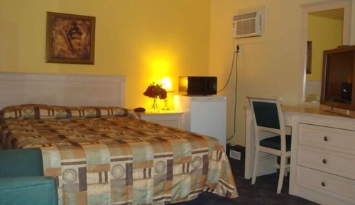 Standard Room, 1 Queen Bed, Smoking (Motel)