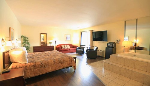 Deluxe Suite, 1 King Bed with Sofa bed, Jetted Tub (Hotel)