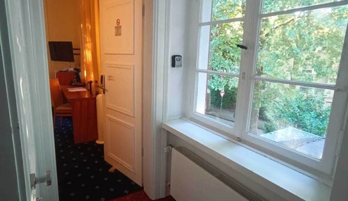 Comfort Room, Corner