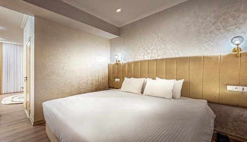 Deluxe Suite, Courtyard View