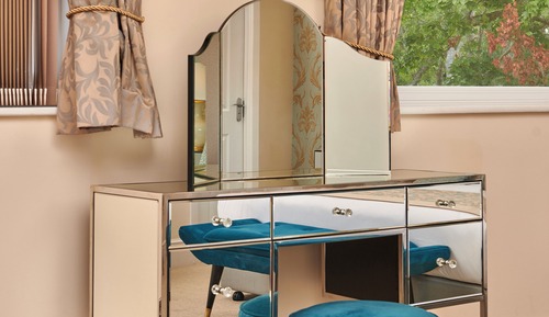 Deluxe Suite, 1 King Bed, Lake View