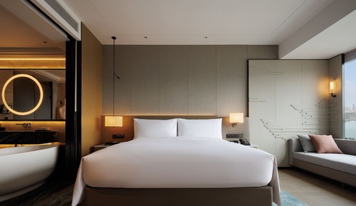 Deluxe Room, 1 King Bed, Lake View