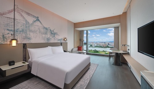 Deluxe Room, 1 King Bed, River View