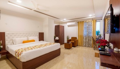 Business Room, 1 King Bed, Private Bathroom, City View