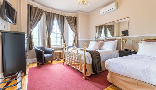 Family Room, Multiple Beds, City View