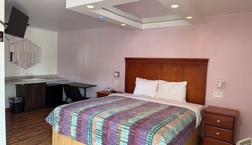 Deluxe Room, 1 King Bed, Courtyard View