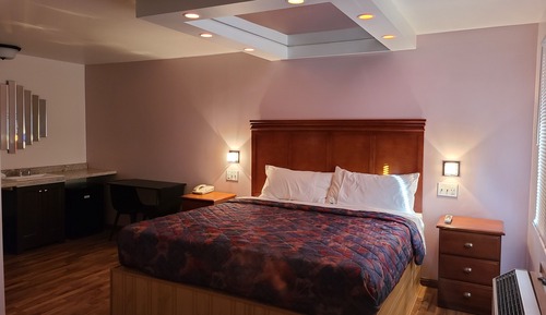 Deluxe Room, 1 King Bed, Courtyard View