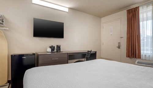 Standard Room, 1 Queen Bed, Non Smoking, Refrigerator