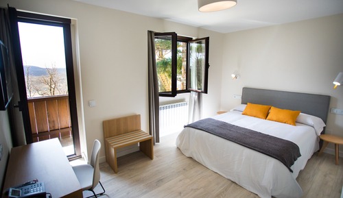 Habitación superior con balcón, dos camas