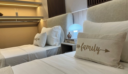 Two bedrooms, one big bed, two twin suites