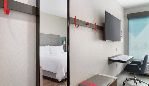 Room, 1 King Bed, Roll-in Shower (Communications Accessible)