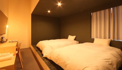 Twin Room, Smoking