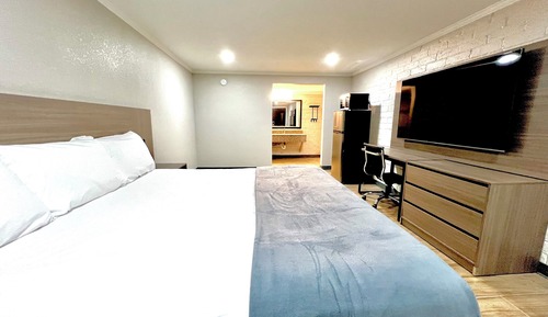 Single Room, 1 King Bed, Kitchenette
