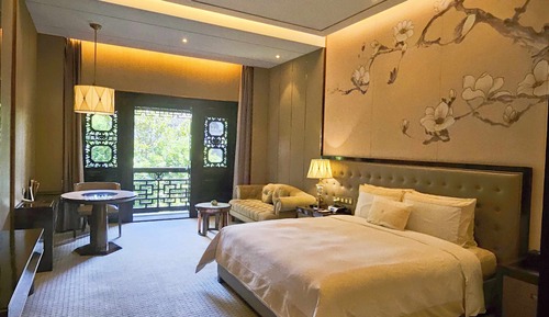 Superior Double Room, 1 King Bed, Housekeeping, Courtyard View