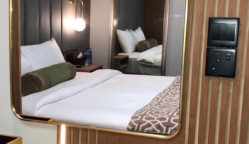 Deluxe Studio Suite, 1 King Bed, City View