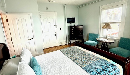 Classic Room, 1 Queen Bed, Partial Ocean View