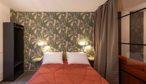 Deluxe Apartment, 2 Queen Beds, Kitchen, Courtyard View