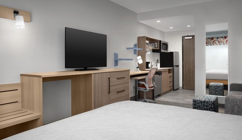 Suite, 1 King Bed, Accessible (Hearing)