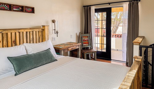 Signature Suite, 1 Queen Bed, Balcony, Courtyard View