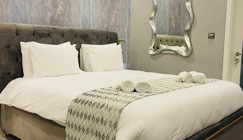 Superior Room, 1 King Bed, Private Bathroom