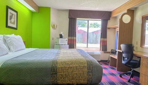 Room, 1 King Bed, Smoking