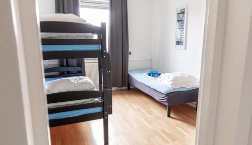 Economy trippelrum - utsikt mot innergården, tillval paket lakan/handdukar 95:-SEK p.p./vistelse