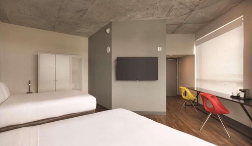 Double Room, 2 Queen Beds, Accessible, Corner
