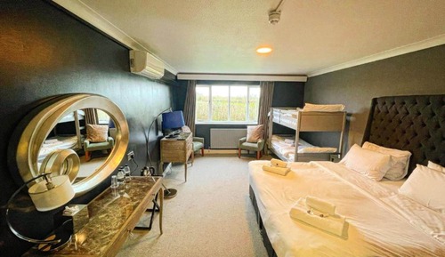 Deluxe Room, Multiple Beds (Family)
