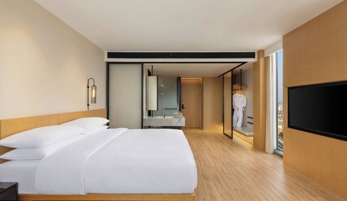 Business Room, 1 King Bed, City View