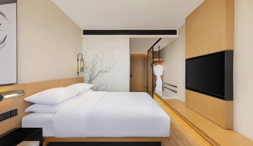 Superior Room, 1 King Bed, City View