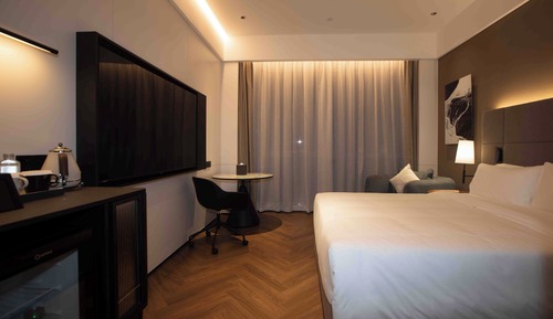 Deluxe Double Room, 1 King Bed, Private Bathroom, City View