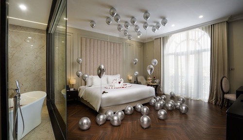 Suite, 1 King Bed, Balcony, City View