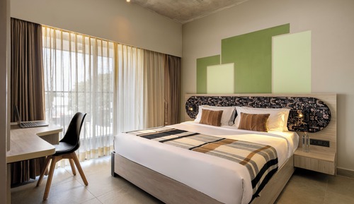Suite, 1 Queen Bed, City View