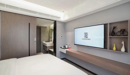Room, Garden View