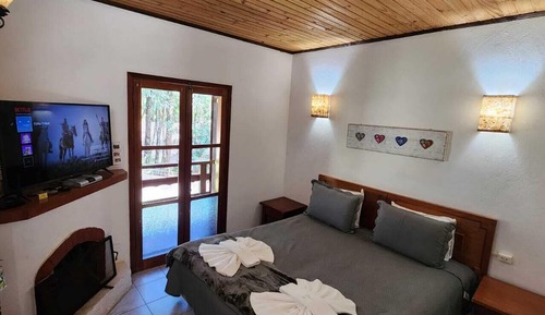 Suíte Comfort com Varanda - Orquídea, Violeta e Ciclamem