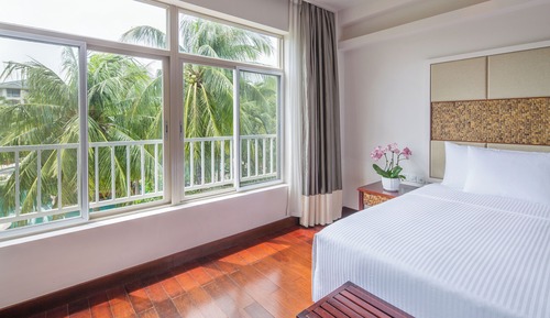 Deluxe Suite, 1 King Bed, Pool View