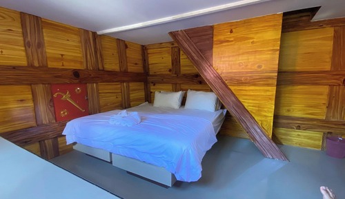 TONGKONAN SUITE