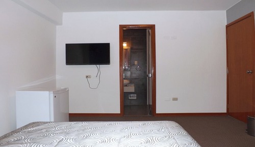 Comfort Room, 1 Queen Bed, City View