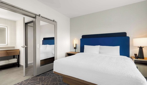 Studio, 1 King Bed, Refrigerator & Microwave (Wet bar)