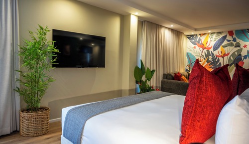 Deluxe Studio Suite, 1 King Bed, Accessible, Kitchenette
