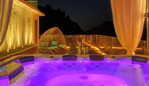 Panoramic Studio Suite, Multiple Beds, Private Bathroom, Hill View
