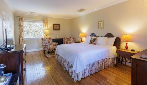 Deluxe Room, 1 King Bed, Non Smoking, Private Bathroom