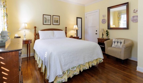 Classic Room, 1 Queen Bed, Non Smoking, Private Bathroom