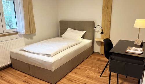 Deluxe Single Room, Private Bathroom, Courtyard View (Einzelzimmer Komfort Plus)