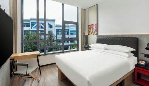Standard Room, 1 Queen Bed, City View