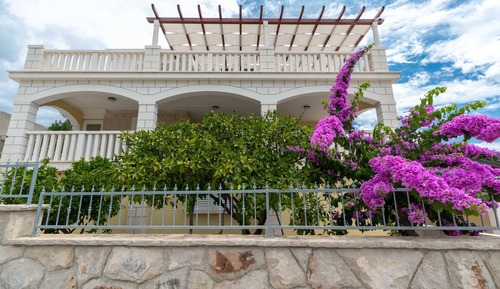 Villa (Modern Villa with Pool)